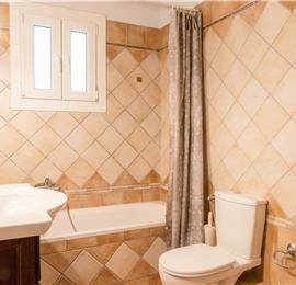 3 bedroom villa with pool in Kassiopi, Corfu, sleeps 6